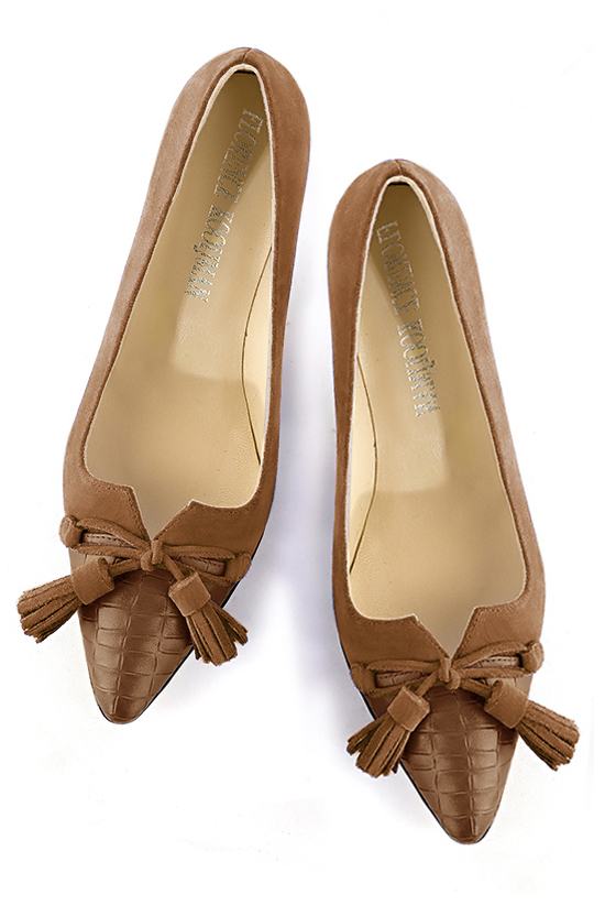 Caramel brown women's dress pumps, with a knot on the front. Tapered toe. Medium spool heels. Top view - Florence KOOIJMAN